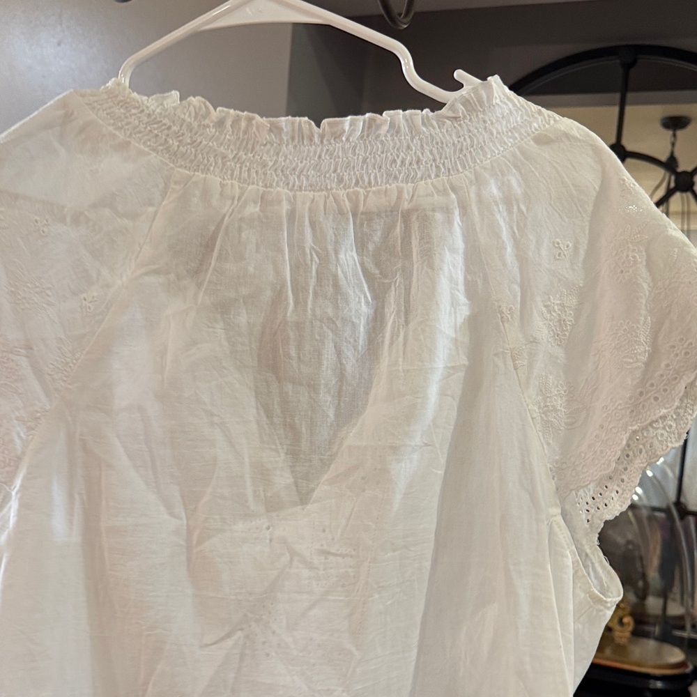 Chic White Eyelet Women's Blouse - Picture 6 of 9